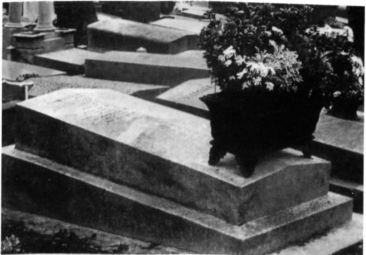 Могила Амедео и Жанны на кладбище Пер-Лашез