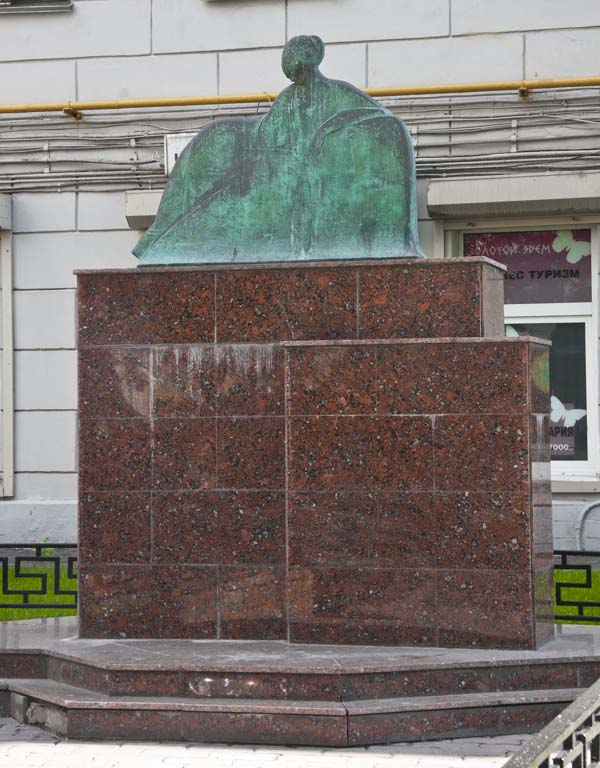 Памятник Ахматовой выполнен по рисунку Модильяни
